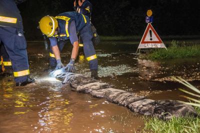 Altbach: Bach wird zum reissenden Strom - THW und Feuerwehr im Grosseinsatz - Keller und Tiefgarage ueberflutet